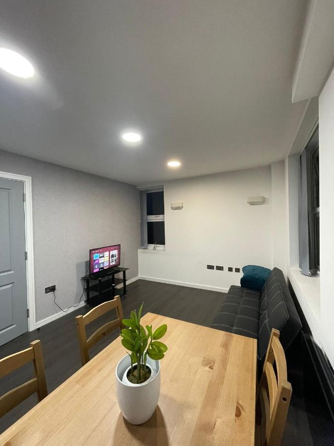 Charming Modern Apartment Near London Heathrow Feltham Exteriér fotografie