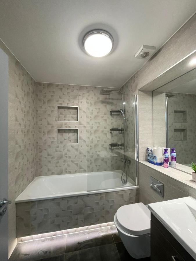 Charming Modern Apartment Near London Heathrow Feltham Exteriér fotografie
