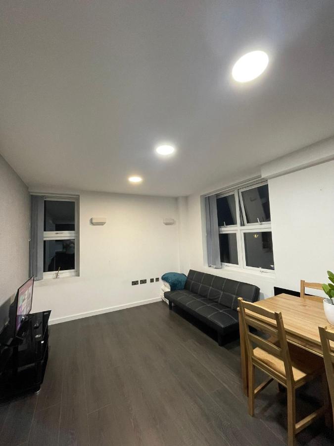 Charming Modern Apartment Near London Heathrow Feltham Exteriér fotografie